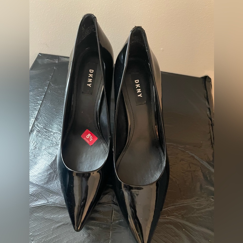 DKNY black pointed elegant heels..